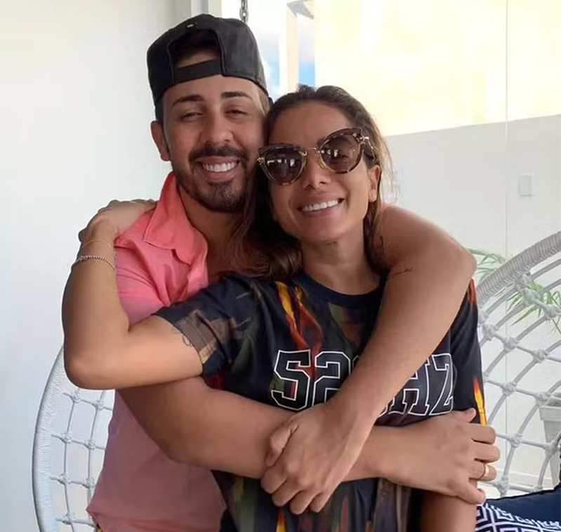 Anitta se pronuncia após ser acusada de cobrar R$ 2 milhões para ser madrinha de Carlinhos Maia