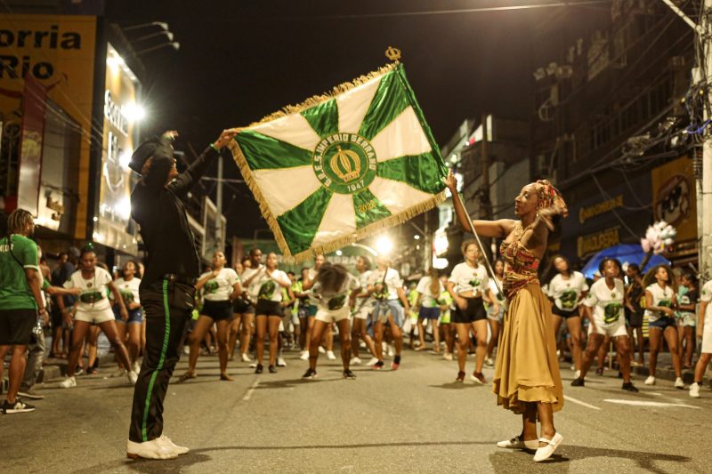 Império Serrano realiza primeiro ensaio de rua para o Carnaval 2025 nesta terça (3)