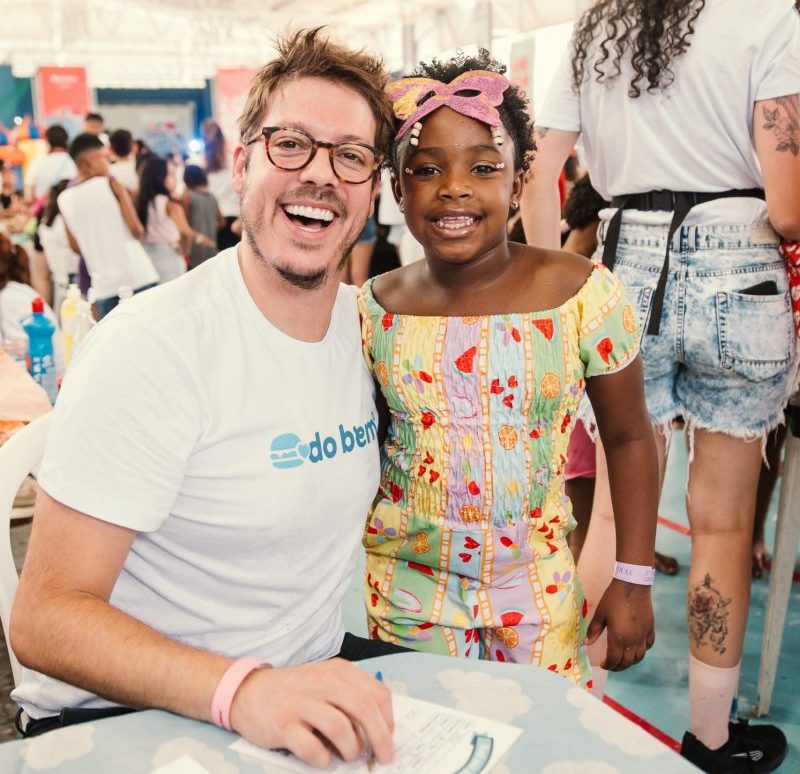 Fabio Porchat participa de ação social da Hamburgada do Bem