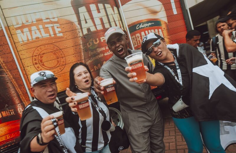 Botafoguense que viralizou ao substituir motorista em caravana para Buenos Aires assume o Caminhão da Brahma e distribui cerveja em festa épica no Nilton Santos