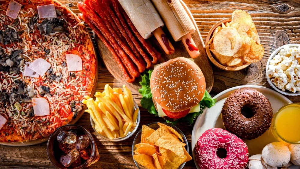 Consumo de ultraprocessados dobra no Brasil e acende alerta sobre riscos