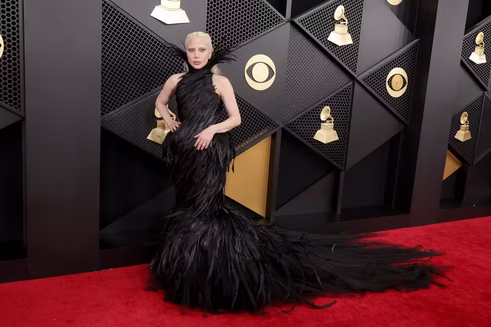 Lady Gaga chama atenção por look preto no Grammy