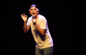 Rafael Portugal, se apresenta no Qualistage, dia 4 de abril, no Festival Humor Contra-Ataca