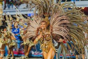 Rayane Dumont segue como rainha de bateria da União de Maricá no Grupo Especial