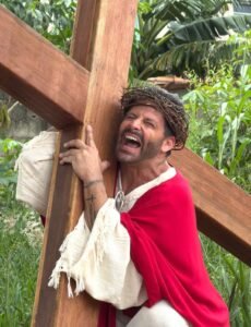 Henri Castelli dirige “A Paixão de Cristo” e volta a interpretar Jesus