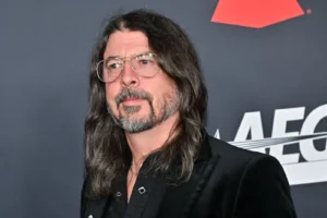Dave Grohl diz que perder Taylor Hawkins ‘virou o nosso mundo de cabeça para baixo’
