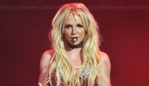 Britney Spears quebra silêncio e deixa mensagem aos fãs após detenção por dirigir alcoolizada