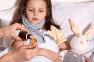 Descubra os riscos do uso recorrente de antibióticos na infância