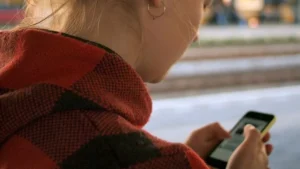 Projeto de lei prevê alerta obrigatório em celulares sobre danos à coluna cervical