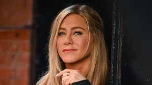 Jennifer Aniston combinou com as amigas um look de primavera simples e atemporal