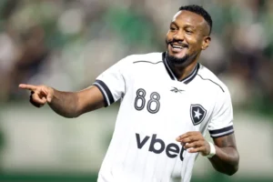 Botafogo goleia a Chapecoense e segue na cola do G5 do Brasileirão