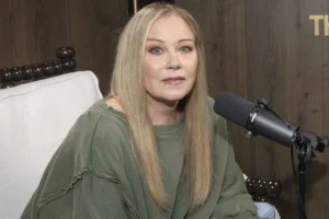 Christina Applegate está hospitalizada desde março