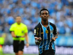 Grêmio vence o Coritiba e respira na tabela do Brasileirão