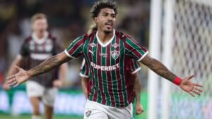 Fluminense bate a Chape no Maracanã e fica coladinho nos líderes