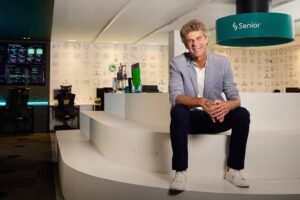 Senior leva Guga da quadra para o universo dos negócios em nova fase de campanha