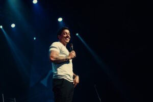 Renato Albani leva a turnê “A Ignorância É Uma Dádiva”, domingo no Qualistage