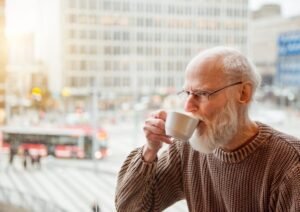 Café pode diminuir em 18% o risco de demência, aponta pesquisa