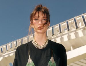 Gabie Fernandes reforça transição para a moda como host do Rio Fashion Week