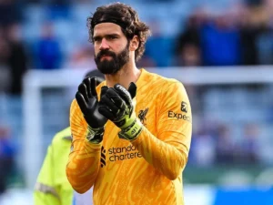 Goleiro Alisson se lesiona e vira dúvida para Copa do Mundo 26′