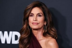 Cindy Crawford exibe sua beleza sem maquiagem e fala sobre rotina matinal