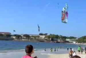 Balão cai no mar próximo a praia de Copacabana e assusta banhistas