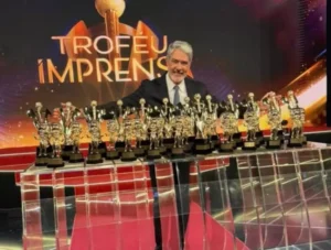 Confira o momento em que William Bonner recebeu às 33 estatuetas do Troféu Impresa