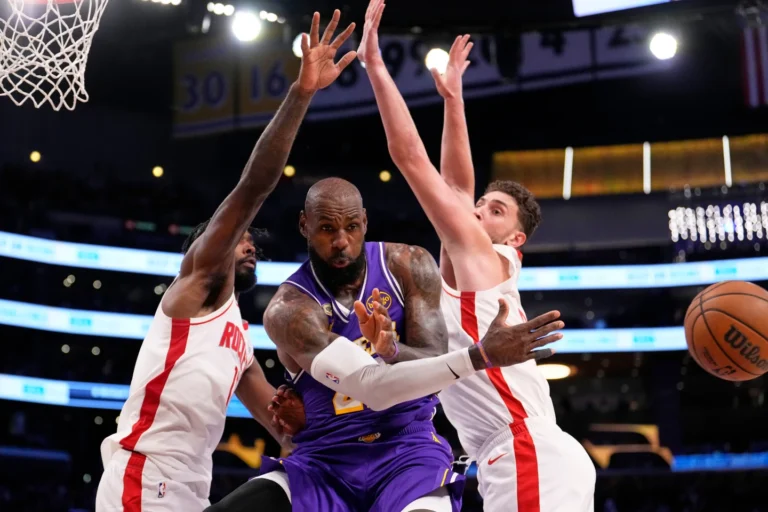 Rockets vencem os Lakers e seguem na briga dos playoffs