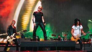 Reunião do Guns N’ Roses rende mais de 340 shows e quase 1 bilhão de dólares desde 2016