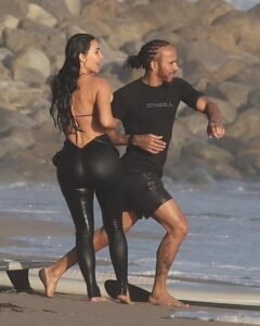 Hamilton e Kim Kardashian são vistos em passeio na praia de Malibu