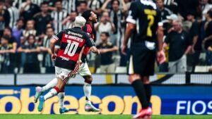 Flamengo atropela o Atlético-MG em Minas e segue na cola do líder