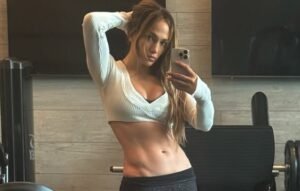 Jennifer Lopez mostra em sua academia quanto o tempo só lhe faz bem