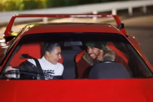 Assumiram? Kim Kardashian e Lewis Hamilton passeiam juntos de Ferrari