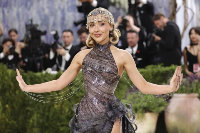 Sabrina Carpenter usa vestido de rolo de um dos seus filmes favoritos
