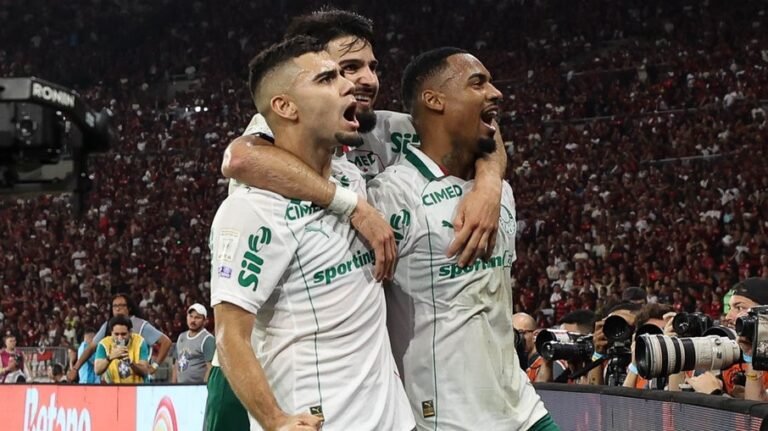 Palmeiras goleia o Flamengo no Maracanã