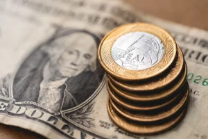 Dólar em queda livre: O que fazer, comprar ou investir no Real?