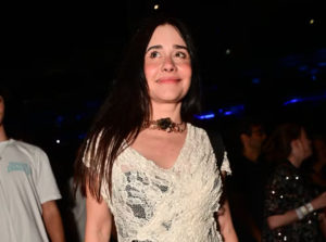 Alessandra Negrini usa vestido de renda transparente em show de Djavan