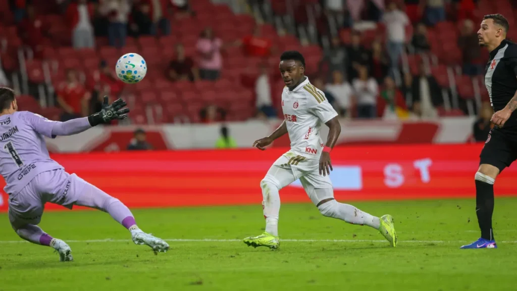 Inter atropela o Vasco e vai pela primeira vez à primeira parte da tabela