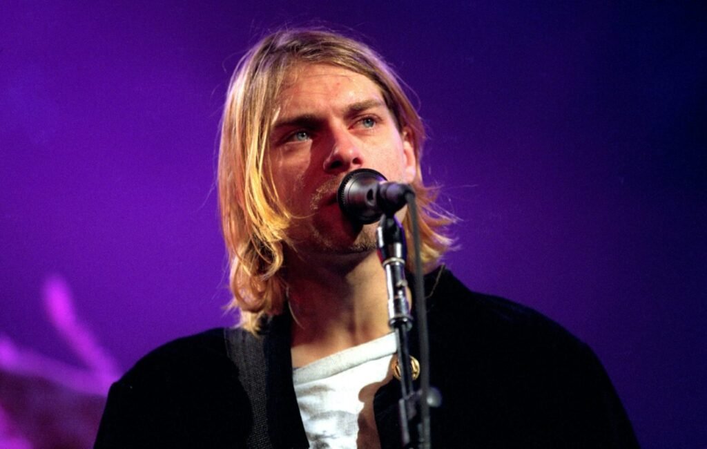 Camiseta “Foxes” de Kurt Cobain está sendo leiloada por Patty Schemel, da banda Hole
