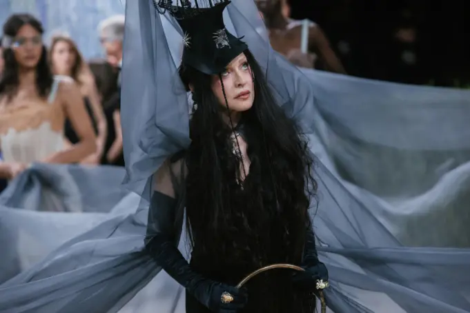 Madonna vai com look bruxesco e excêntrico no Met Gala