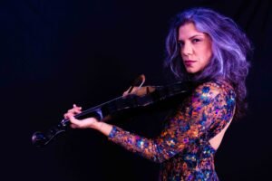 Maísa Arantes celebra 20 anos de carreira com o lançamento do álbum Baile da Maisinha