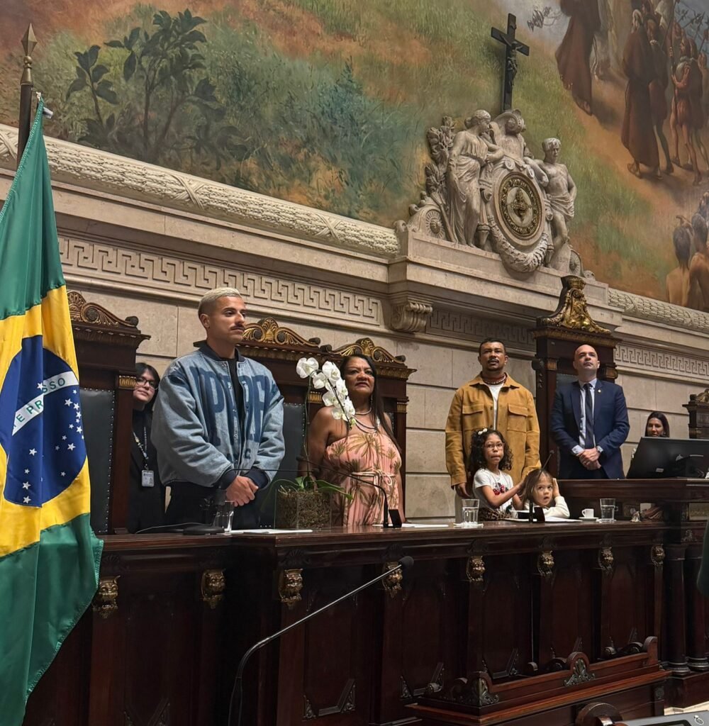 Câmara do Rio homenageia Xamã com Título de Cidadão Benemérito