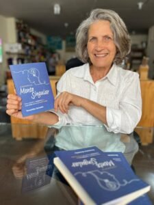 Autora brasileira escreve livro inteiro à mão sobre a importância da escrita manual