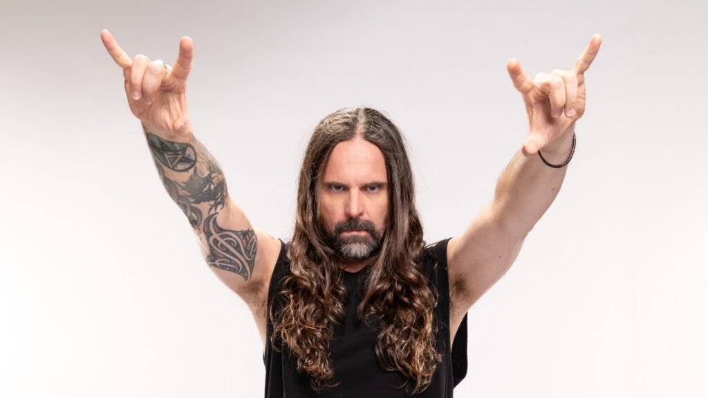Andreas Kisser surpreende em novo single brutal do Eminence