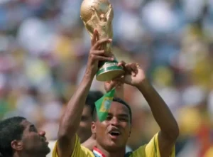 Tetracampeão fala de bastidores da Copa e fala sobre Neymar na Seleção