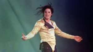 Michael Jackson tem o álbum número 1 do Reino Unido após lançamento de filme