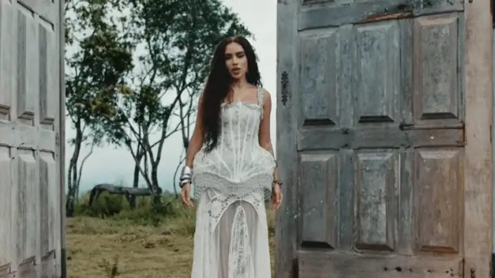 Confira o clipe do novo single de Anitta – “Deus Existe”