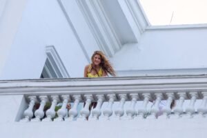 Shakira é só simpatia ao aparecer na sacada do seu quarto no Copacabana Palace