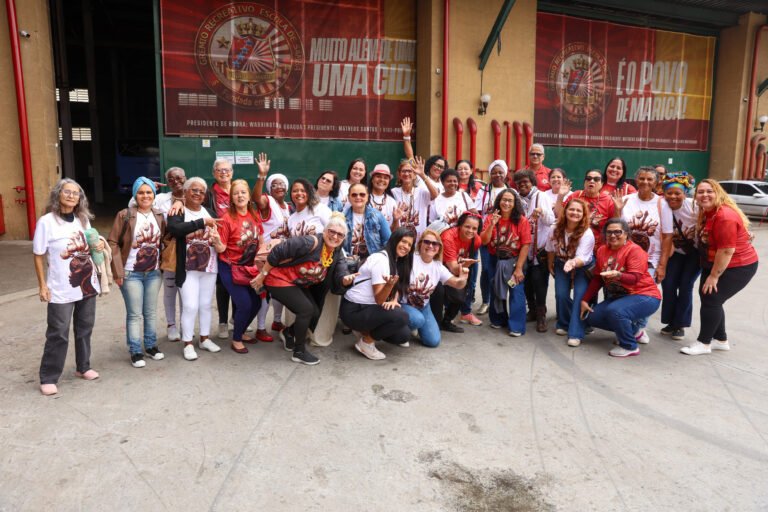 Baianas e velha guarda visitam o barracão da União de Maricá