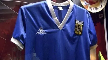 A história da camisa de Maradona feita no improviso