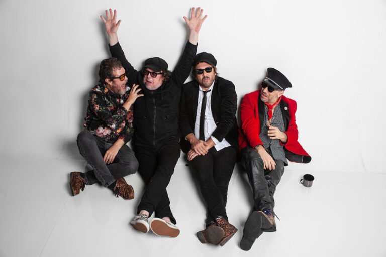 Cachorro Grande faz show exclusivo em Porto Alegre